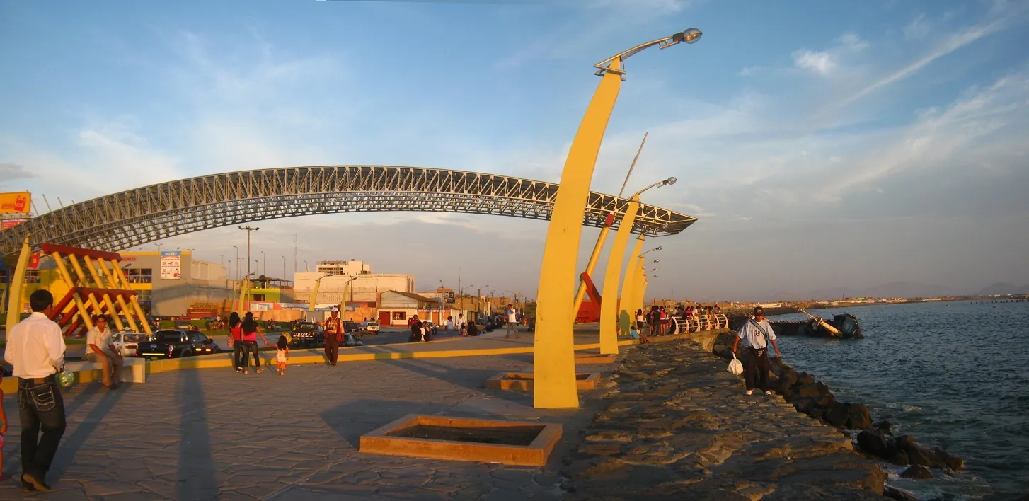 Boulevard de Chimbote, paseo con adoquinado y mobiliario urbano